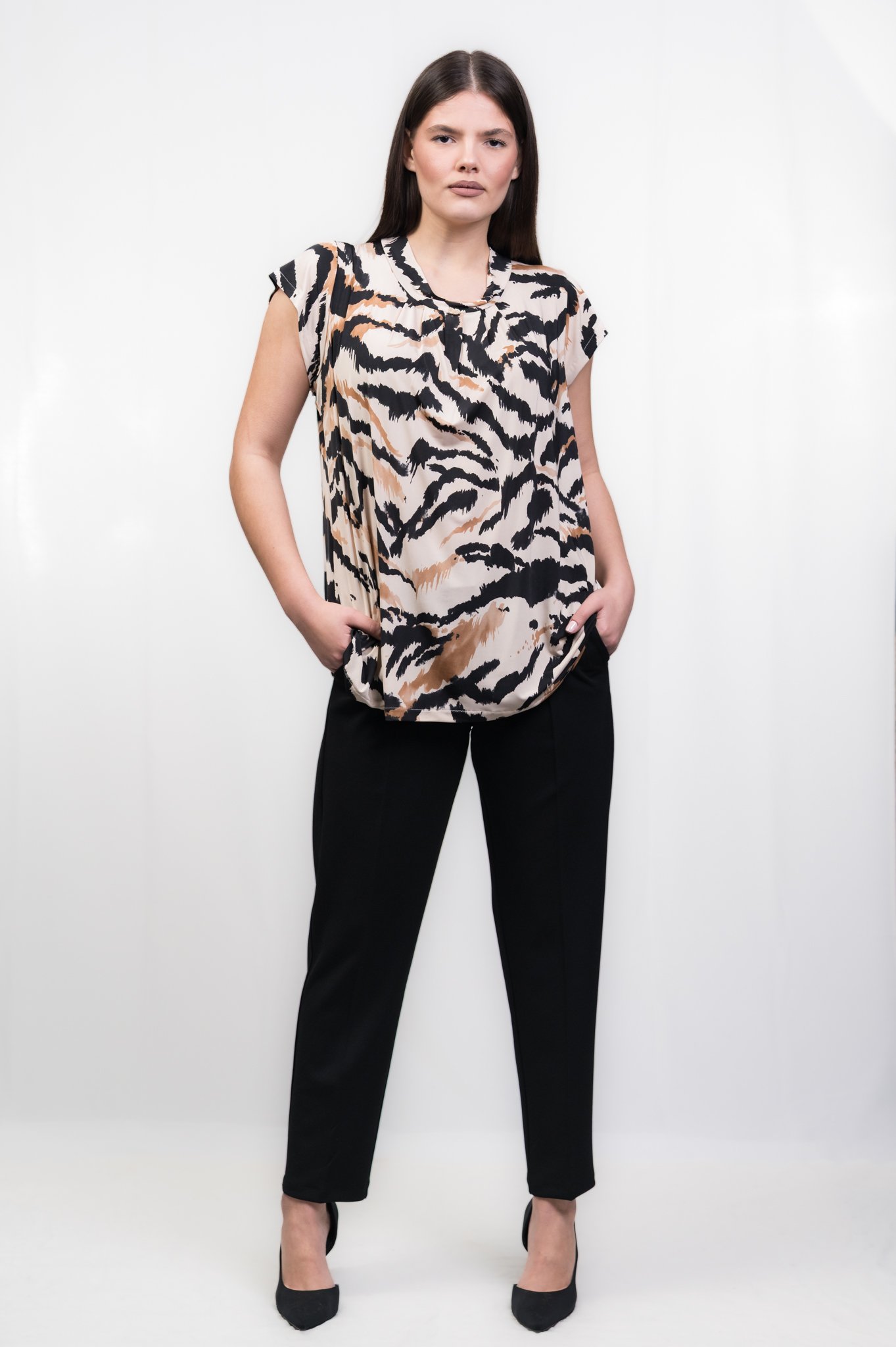 ΜΠΛΟΥΖΑ ΕΜΠΡΙΜΕ ΜΕ ΣΟΥΡΙΤΣΕΣ ΣΤΟ ΛΑΙΜΟ