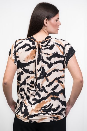 ΜΠΛΟΥΖΑ ΕΜΠΡΙΜΕ ΜΕ ΣΟΥΡΙΤΣΕΣ ΣΤΟ ΛΑΙΜΟ