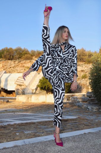 Πουκάμισο/μπλούζα με γραβάτα από Silky touch Satin ύφασμα .
