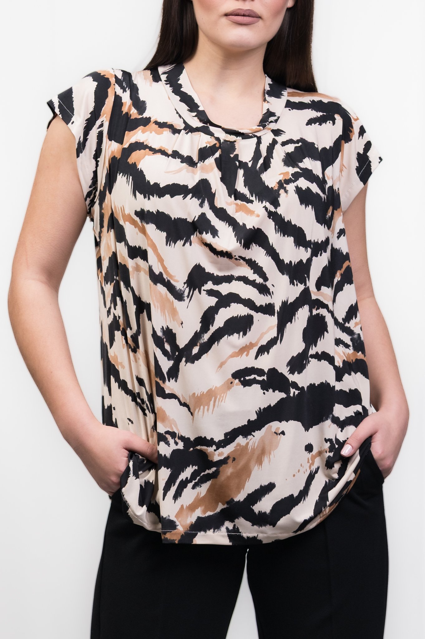 ΜΠΛΟΥΖΑ ΕΜΠΡΙΜΕ ΜΕ ΣΟΥΡΙΤΣΕΣ ΣΤΟ ΛΑΙΜΟ