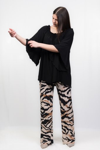 ΜΠΛΟΥΖΑ ΜΟΝΟΧΡΩΜΗ ΜΕ ΛΑΣΤΙΧΑΚΙ ΣΤΟ ΛΑΙΜΟ