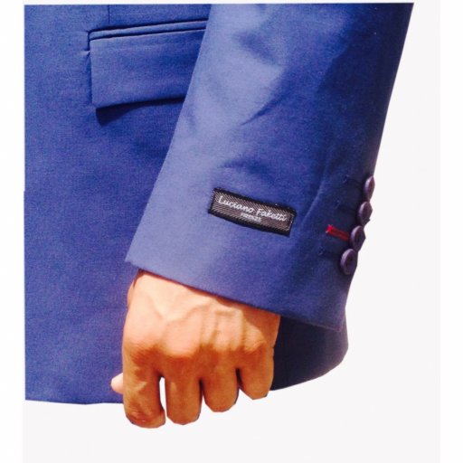 Σακάκι Luciano Faketti βαμβακερό ΕΛΛΗΝΙΚΗΣ ΚΑΤΑΣΚΕΥΗΣ μπλε με κόμπαζέ μαντηλάκι στο χρώμα της φόδρας και κόκκινη κουμπότρυπα στο πέτο και στα μανίκια για σπορ ντύσιμο με τζιν ή και chino 